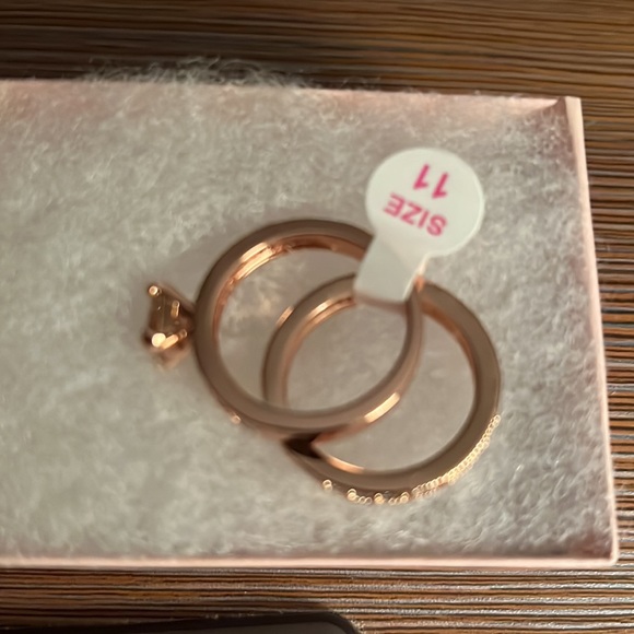 Amazing 2 ring set with rose quartz cubic zirconia stone on rose gold plating. - Picture 4 of 6